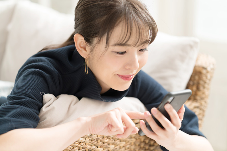 スマホで検索する女性