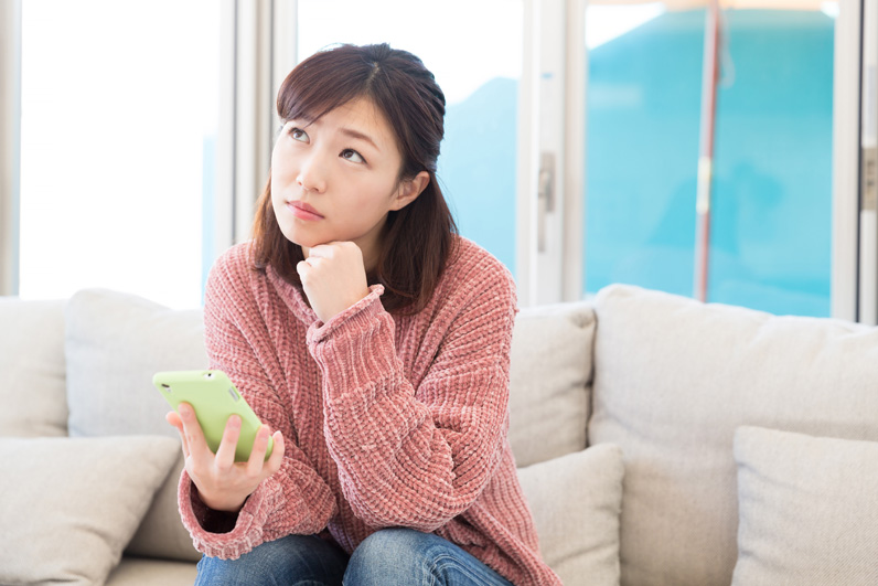 悩む女性